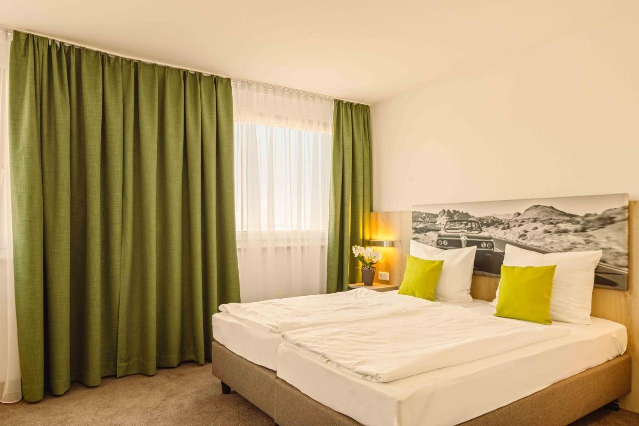 Hotel Highway